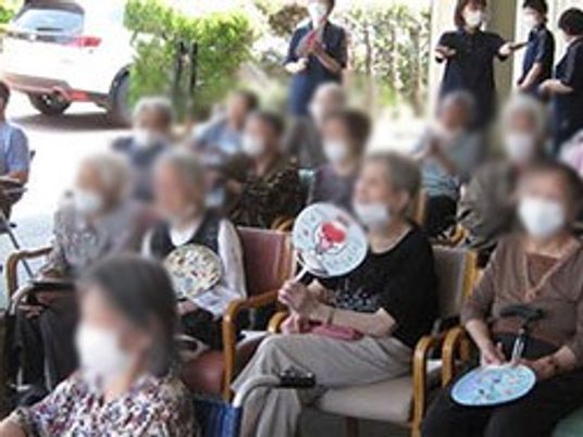 涼を取る皆さんの様子