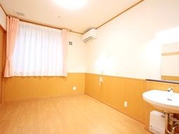 明るい居室の様子