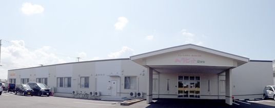 白い建物の外観