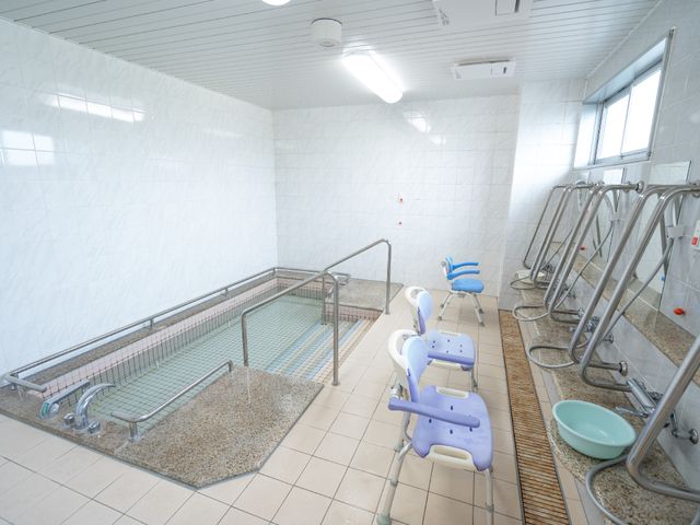 清潔な浴室施設 浴室 手すり付の広々とした入浴スペースで、安全に快適な時間を過ごせます。