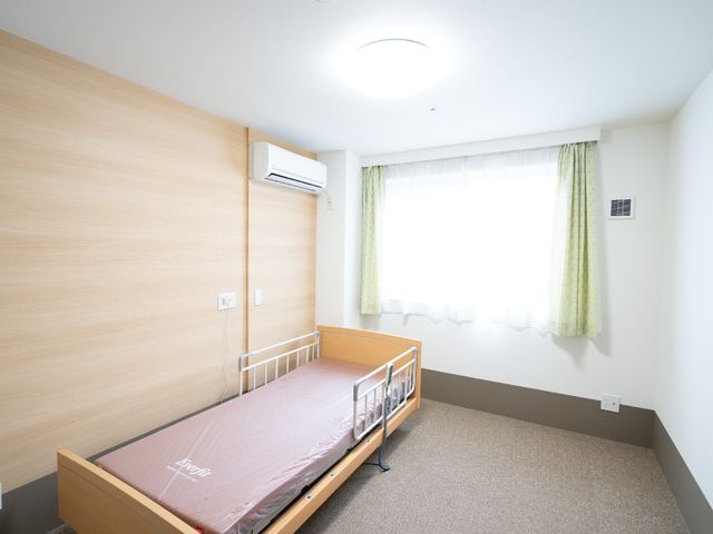 清潔感のある居室 居室 シンプルで安全な造りの居室です。快適な生活のための機能的な空間となっています。