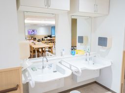 清潔な洗面台と背景の食堂