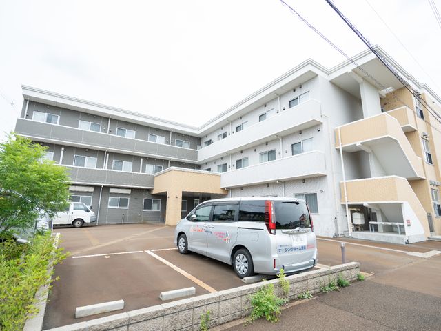 明るい建物の外観 外観 ゆったりとした駐車スペースがあり、清潔感のある建物です。