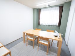 清潔な居室の机と椅子