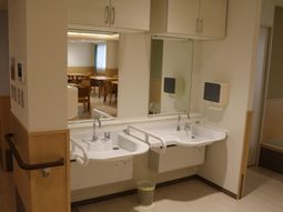 清潔な洗面台と背景の部屋