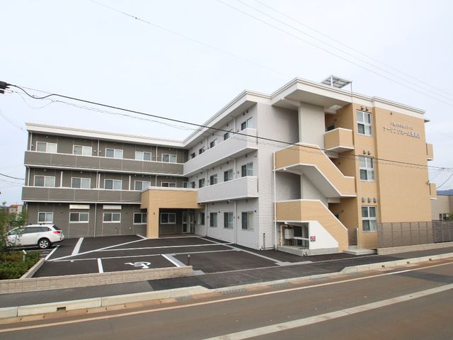 現代的な建物の外観 外観 すっきりとしたデザインの建物です。駐車スペースも整備されております。