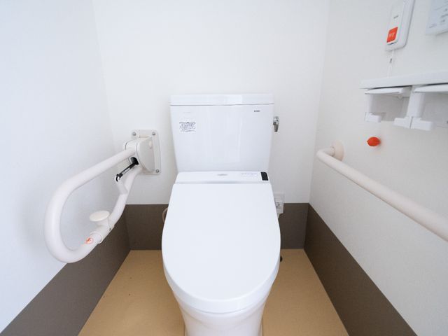 バリアフリートイレ設備 トイレ 安全に配慮された手すり付きの清潔なトイレです。利便性と快適さを考えた設計となっています。
