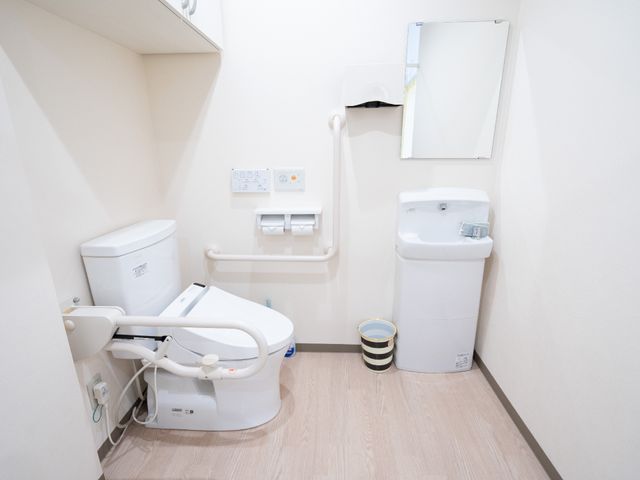 バリアフリートイレ トイレ 快適さを重視した清潔なトイレです。安全に配慮した手すり設置も完備。
