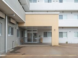 広々した施設のエントランス