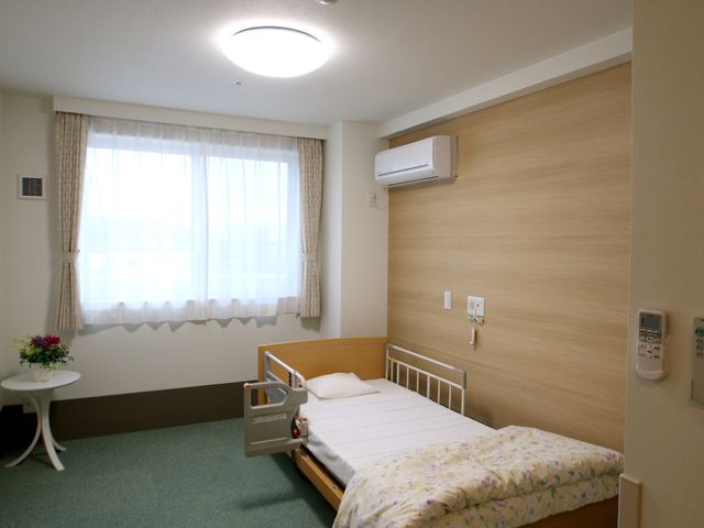 整った明るい居室 居室 シンプルで清潔感のある部屋は、落ち着いた空間を提供しています。