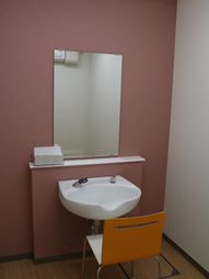 洗面台とミラーのある部屋