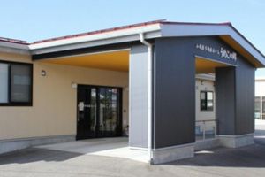落ち着いた色合いの外観
