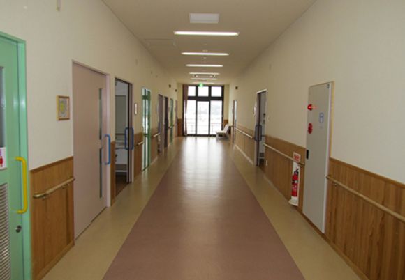 両側に部屋がある長い廊下