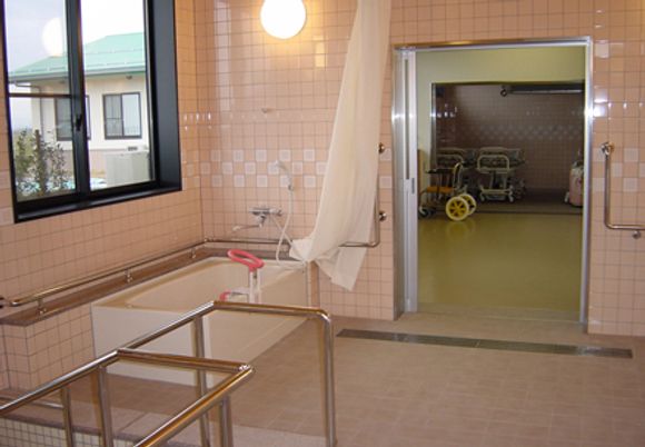 広々とした浴室