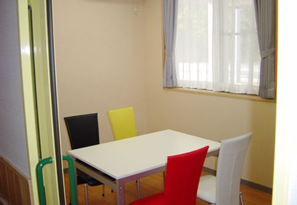 窓際のテーブルと椅子