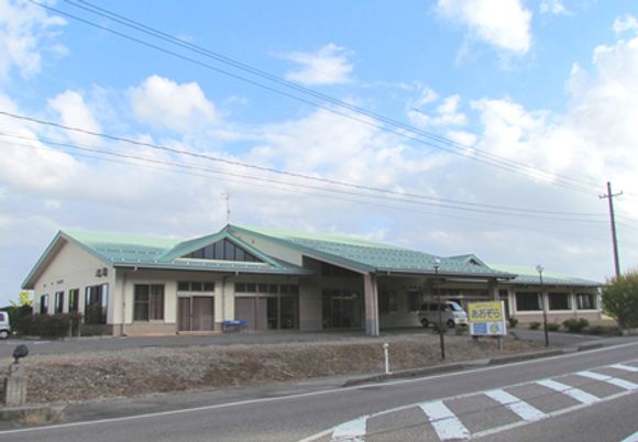 大きな建物の外観