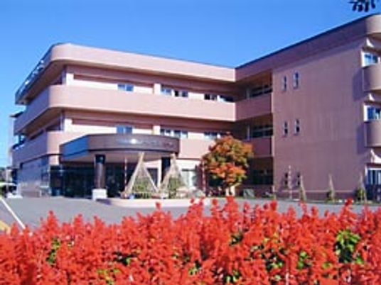 花の咲く建物外観