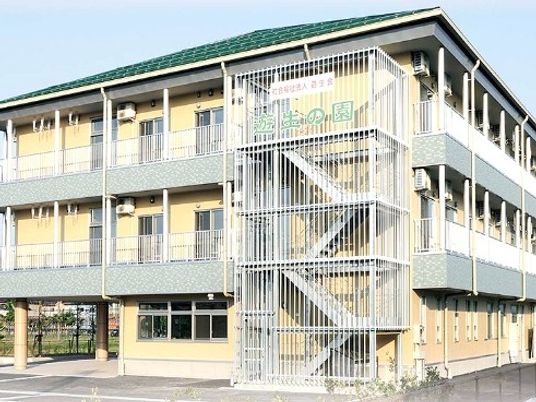 階段付きの施設外観  
