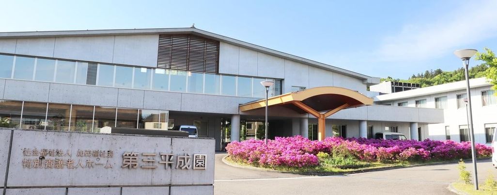 広い敷地の外観