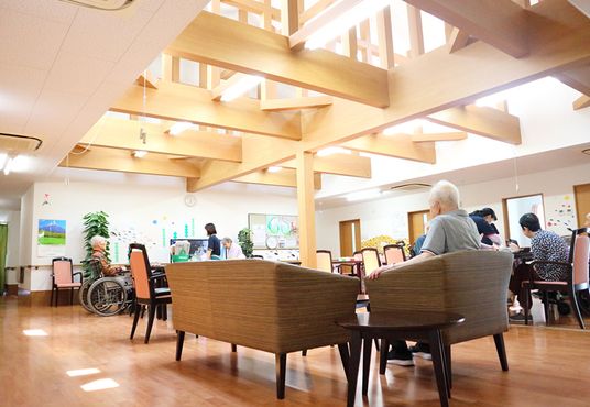 明るい広間と利用者