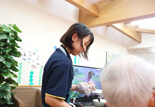 交流するスタッフと利用者