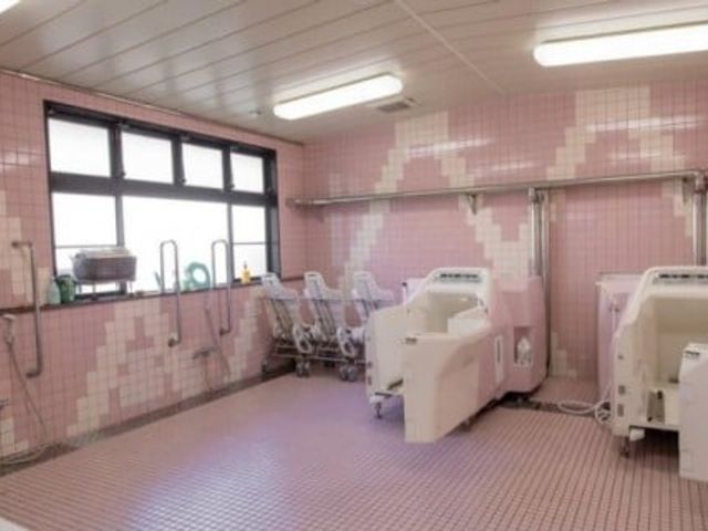 明るい浴室 浴室 広々とした浴室は、入浴設備が整っており、安全に配慮されています。施設での快適な仕事の一助になります。