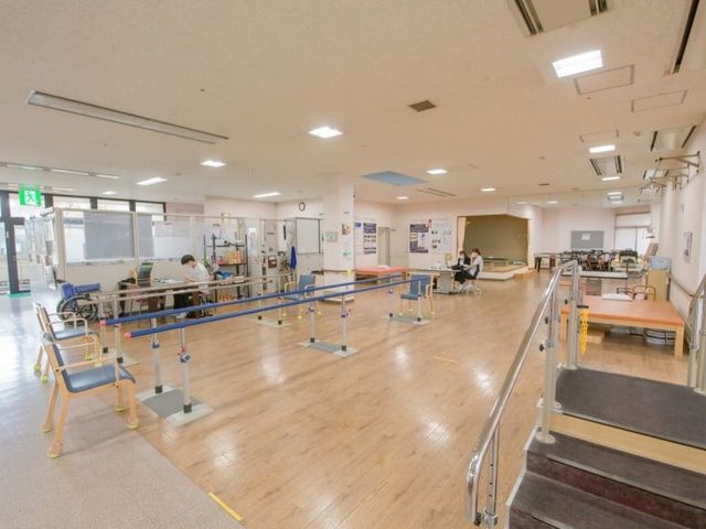広々とした機能訓練室 機能訓練室 広々とした設備の整った空間では、快適なリハビリが可能です。自然光が差し込み、明るい雰囲気です。