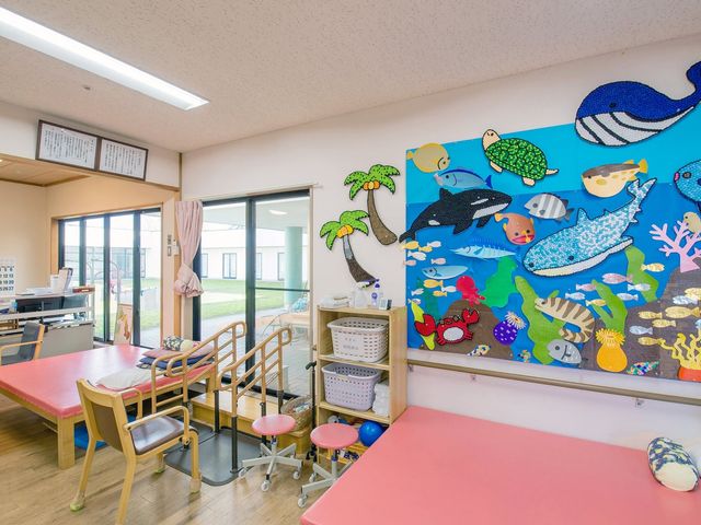 カラフルな壁画の部屋 多目的室 色鮮やかな壁画が印象的な多目的の空間です。リハビリやレクリエーション活動に最適です。