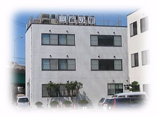 白い外壁の建物