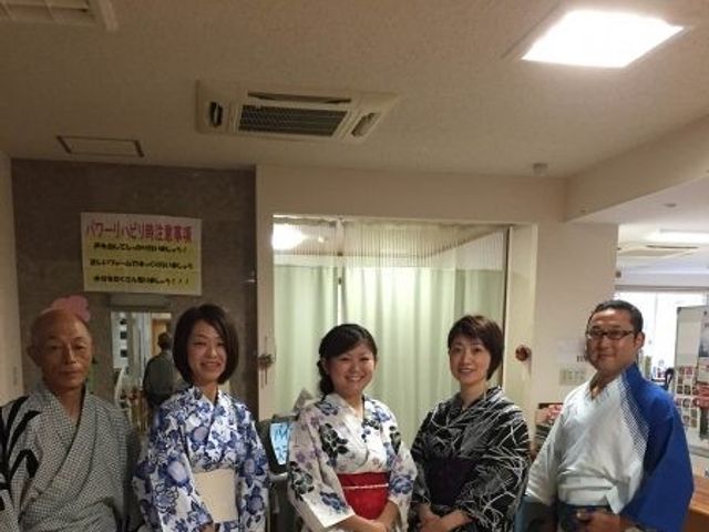 浴衣姿の人が並ぶロビー ロビー   浴衣姿の方々が並び、笑顔で迎えてくれる明るいロビーです。来訪時の雰囲気が伝わり、働く場の印象もつかみやすいです。