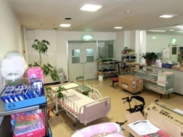明るい多目的室 多目的室   自然光が入り、ゆとりのある空間です。ベッドや台車が置かれ、準備や作業がしやすそうです。