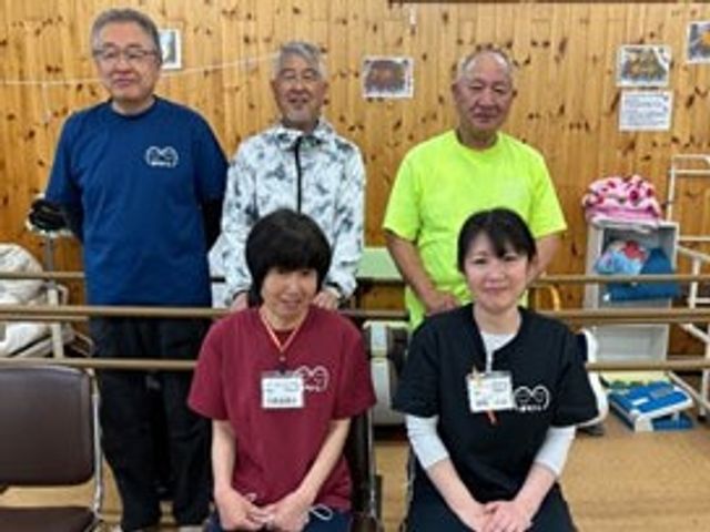スタッフ集合の休憩室 休憩室   木目調の落ち着いた空間で、スタッフの皆さんが集合しています。働く場の雰囲気を確かめたい方に、職場の様子が伝わりやすい一枚です。