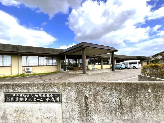 広々とした施設の外観 外観   明るく広々とした施設の外観は、訪れる人に安心感を与えます。快適な環境が整っています。