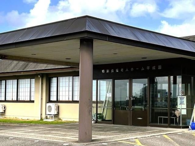 落ち着いた雰囲気の外観 外観 広々としたエントランスは自然光が差し込み、明るい雰囲気です。入り口は段差がないので安心です。