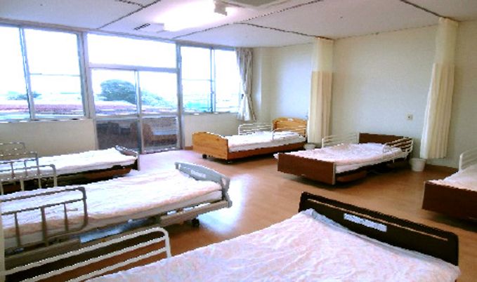 窓際にベッドが並ぶ居室