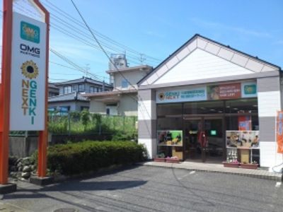 看板のある施設外観
