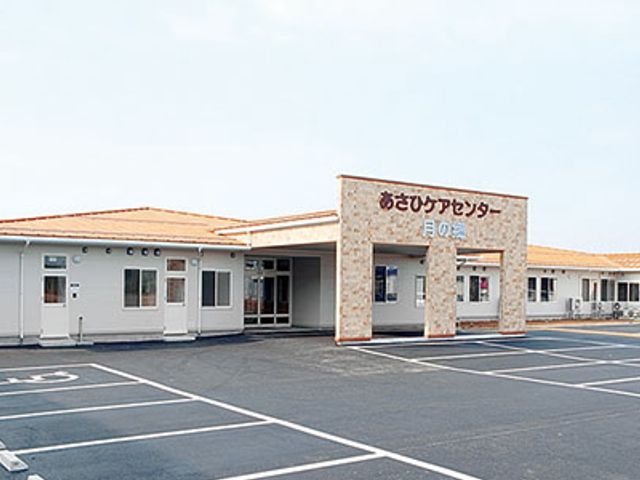 広々とした建物外観 外観 自然光に満たされた広々とした建物です。ゆったりとした駐車スペースも完備されています。