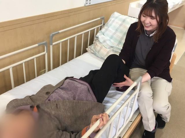 スタッフイメージの様子 スタッフイメージ 親しみやすいスタッフが入居者のケアをする温かい雰囲気が感じられます。