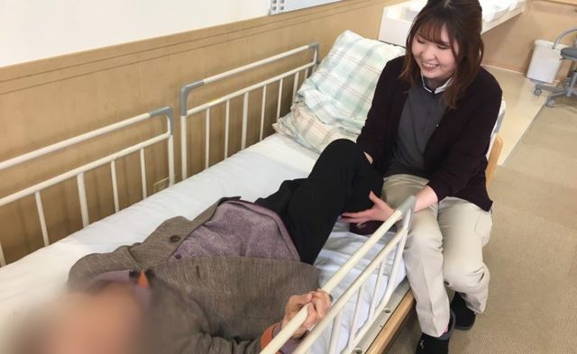 スタッフイメージの様子 スタッフイメージ 親しみやすいスタッフが入居者のケアをする温かい雰囲気が感じられます。