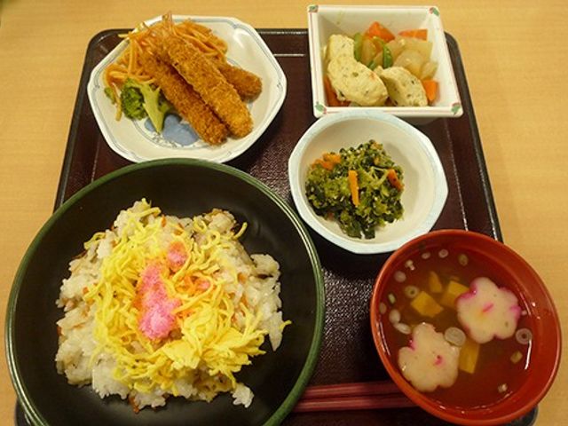 栄養豊富な和食の食事 料理   色とりどりの料理で栄養がしっかり摂れます。バランスの取れた和食が提供されている食事風景です。