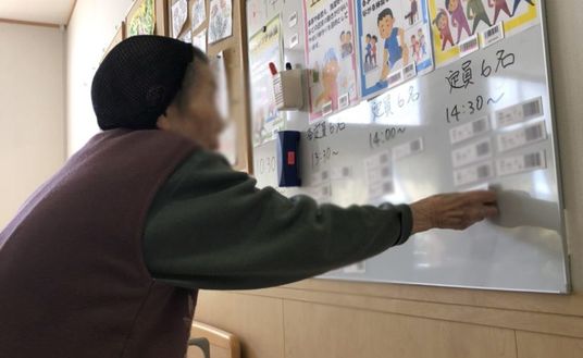 掲示物を確認する様子