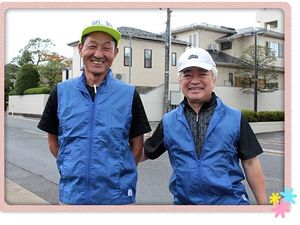 スタッフ2人の外観前  
