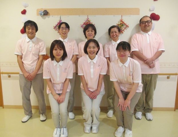 笑顔のスタッフ集合 スタッフイメージ 明るく親しみやすい雰囲気のスタッフが一堂に会しています。チームワークの良さが伝わります。