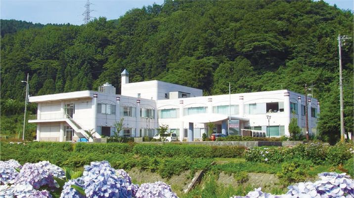 自然に囲まれた建物外観