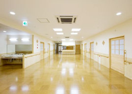 明るく広い廊下