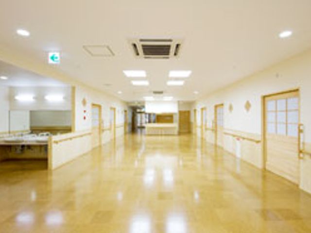 明るく広い廊下 廊下 広々とした明るい廊下は、車椅子でも楽に通行できます。機能的で配慮の行き届いた施設です。