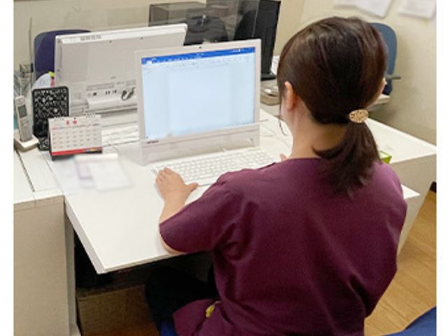 スタッフのデスク スタッフイメージ 静かな環境で作業可能なデスクです。スタッフが業務に集中できるスペースになっています。