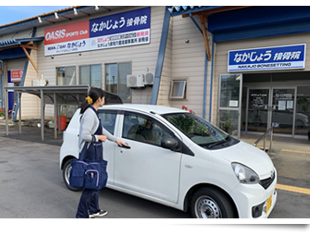 施設のエントランス エントランス 利用者の送迎がスムーズに行える、広々としたエントランスです。車椅子にも対応しています。