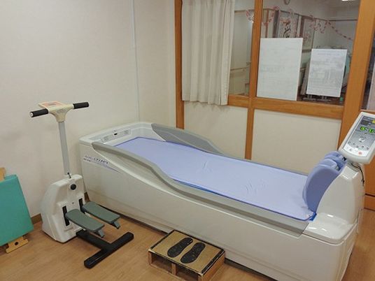機能訓練用ベッドのある室内