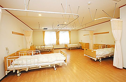明るい広々とした居室